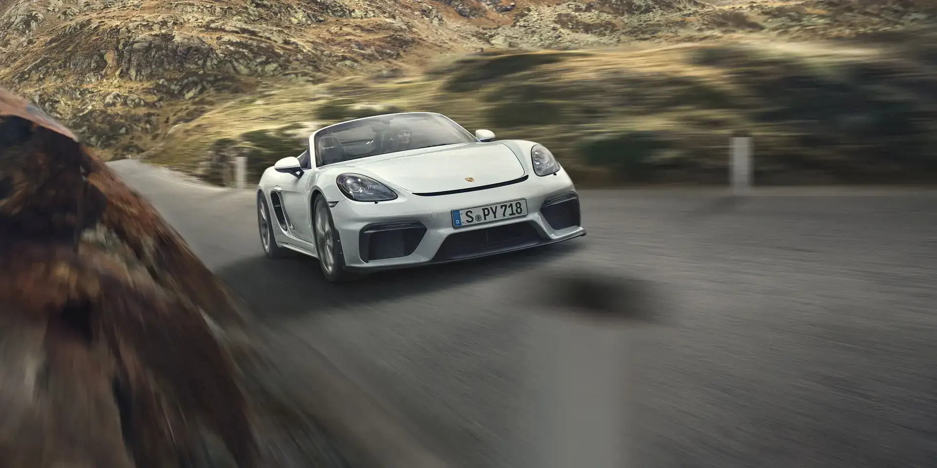 Porsche - Yola daha da yakın: belirgin ön spoyler dudaklı ve “Spyder” logolu ön apron.